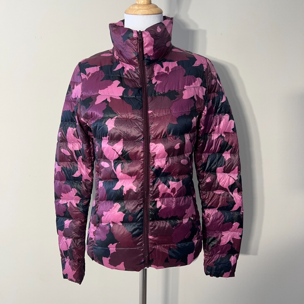 Uniqlo Camo Down Jacket Womens XS Purple Packable Lightweight Full Zip Pockets‎